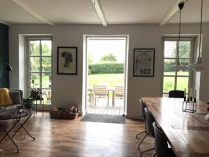 Stue med udgang mod haven