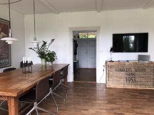 Stue med udgang mod haven