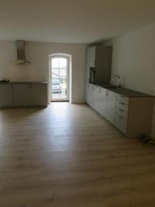 Køkkenet med indbyggede hårde hvidevarer.